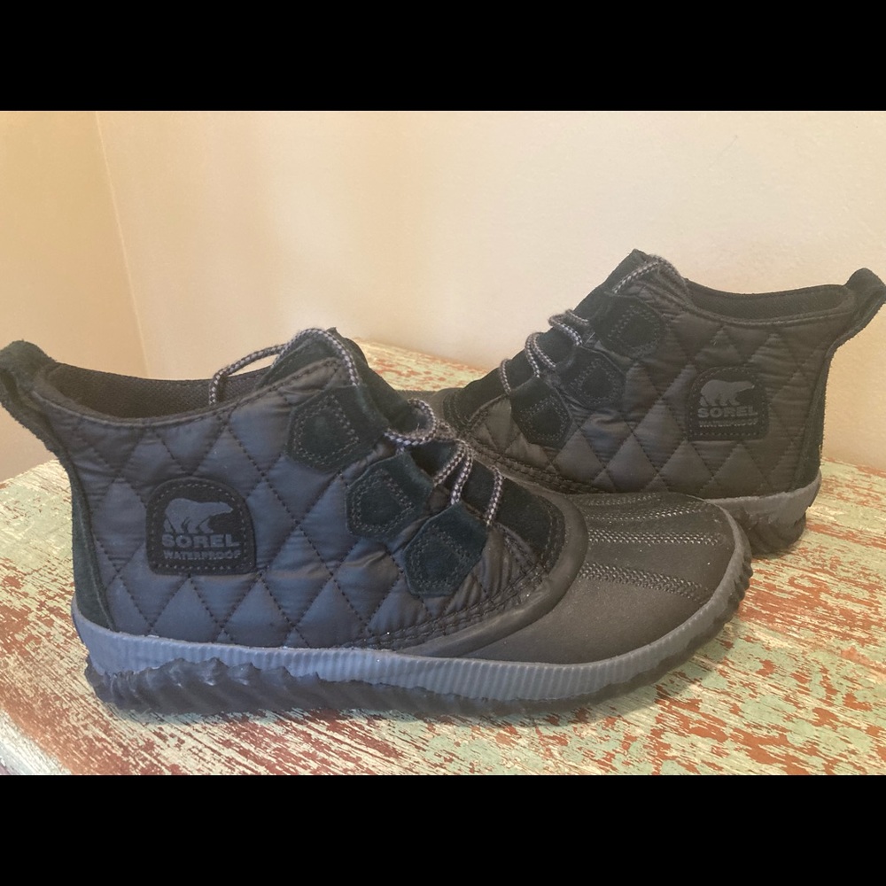 Like new!!! Black, quilted, Sorel ankle boots- not lined. Waterproof!